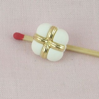 Shank button, gold and white, bulged, 1,5 cm, 15 mms.
